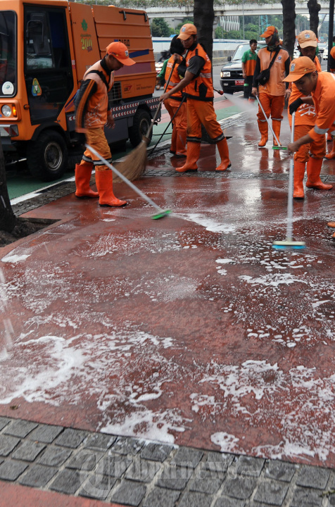 Pasukan Oranye Kerja Bakti Bersihkan Trotoar MH Thamrin