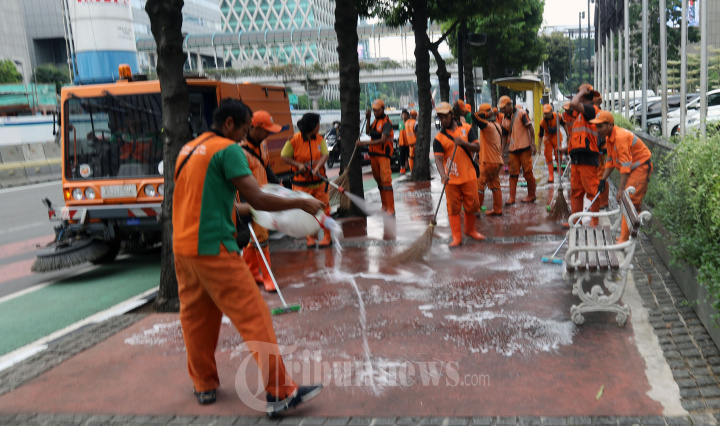 Pasukan Oranye Kerja Bakti Bersihkan Trotoar MH Thamrin
