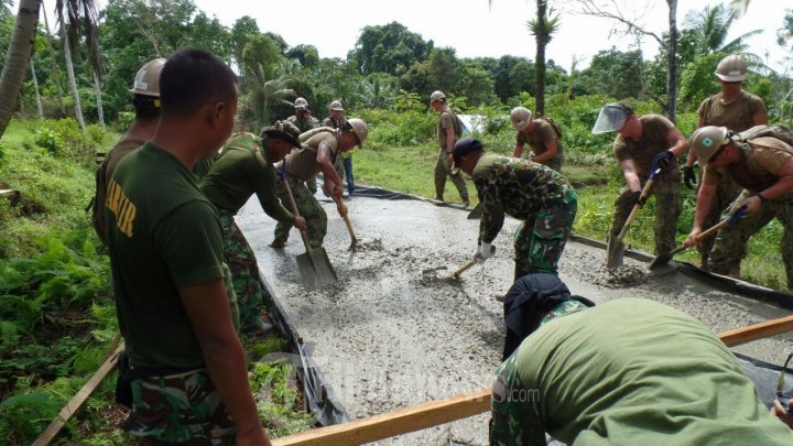 Pasukan US Navy dan Marinir Indonesia Perbaiki Jalan