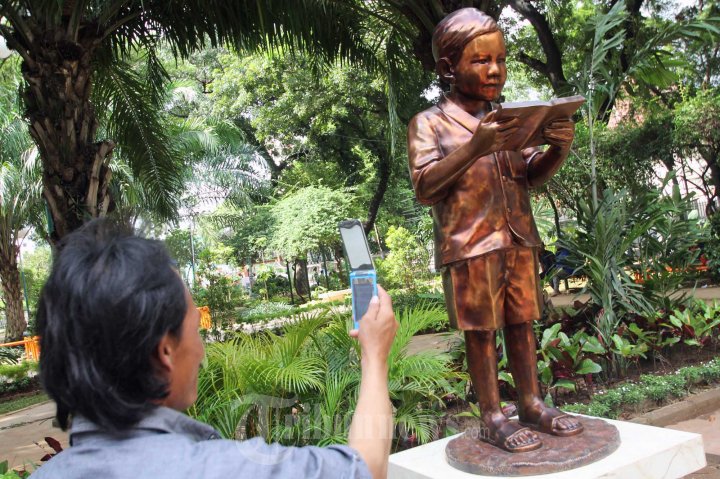 Patung Gus Dur Kecil Ramai Dilihat Warga