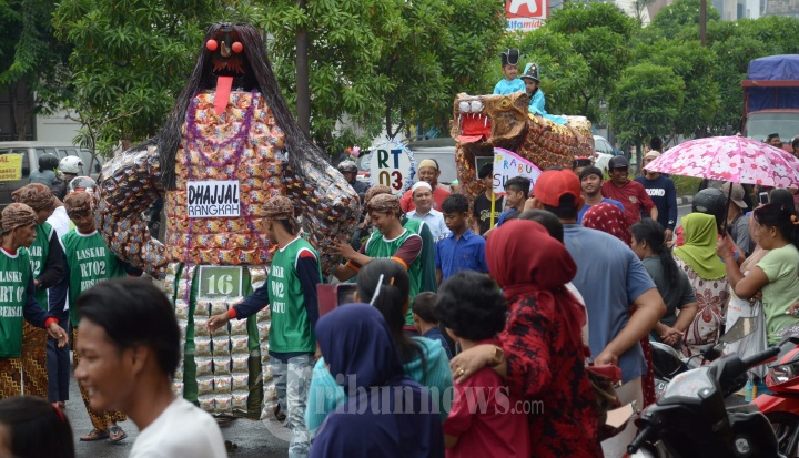 Pawai Berbagai Kostum Warga Peringati Maulid Nabi