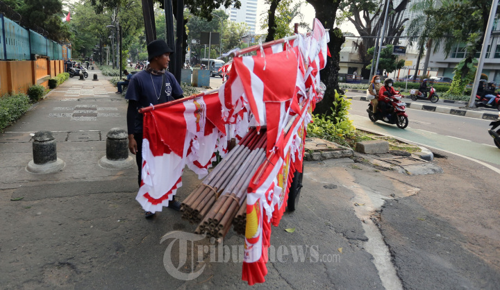 Pedagang Bendera Menggunakan Gerobak