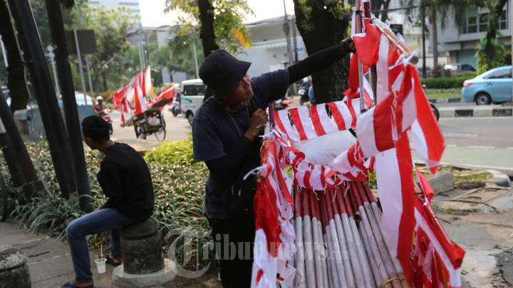 Pedagang Bendera Menggunakan Gerobak