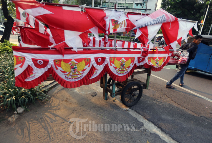 Pedagang Bendera Menggunakan Gerobak