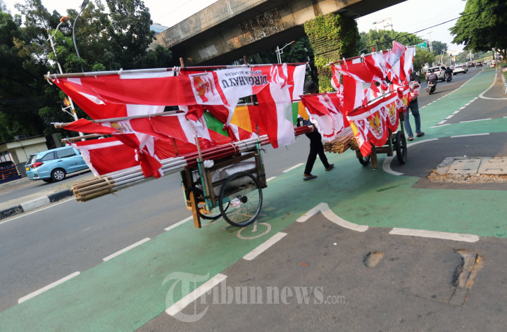 Pedagang Bendera Menggunakan Gerobak