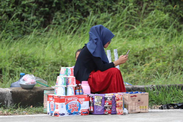 Pedagang Kopi Pinggir Tol