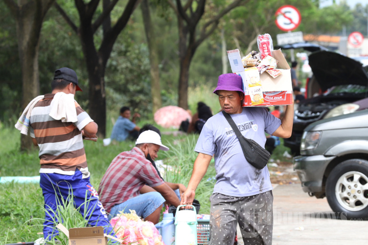 Pedagang Kopi Pinggir Tol