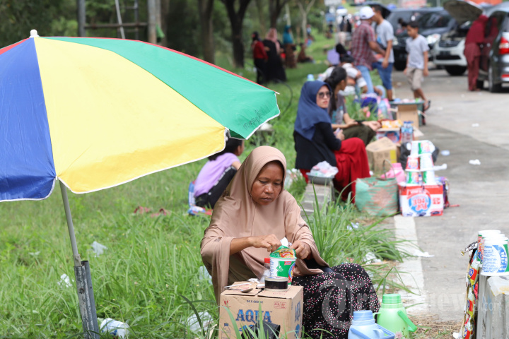 Pedagang Kopi Pinggir Tol