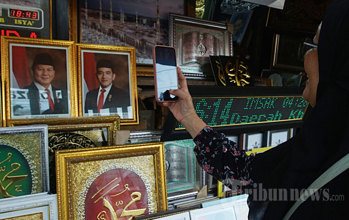 Pedagang Mulai Jual Foto Presiden dan Wapres Prabowo Gibran