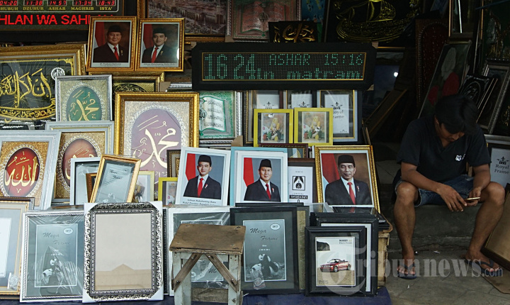 Pedagang Mulai Jual Foto Presiden dan Wapres Prabowo Gibran