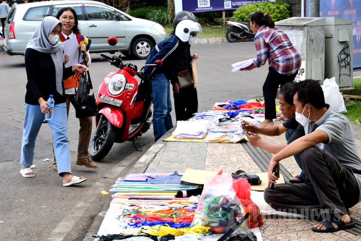 Pedagang Peralatan Ospek Kembali Berjualan