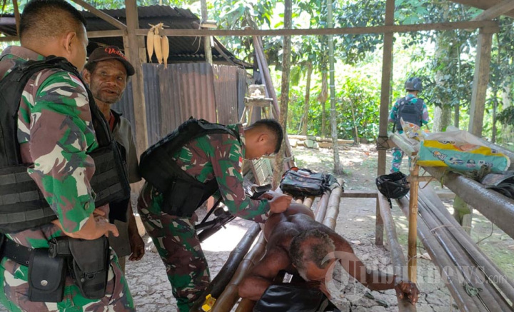 Peduli Kesehatan Satgas Yonif 126/Kala Cakti pada Warga Keerom