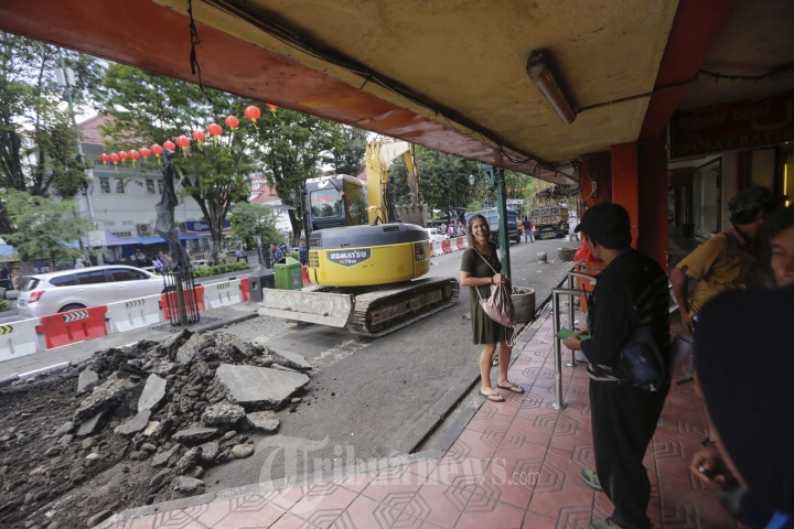 Pekerja Dengan Alat Berat Merevitalisasi Malioboro Sisi Barat
