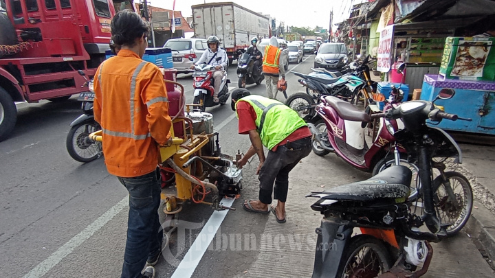 Pekerja Melakukan Pengecatan Marka Jalan Kota Tangerang