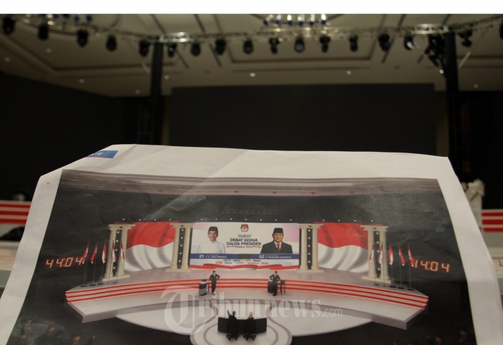 Pekerja Mempersiapkan Panggung Debat Pilpres 2019