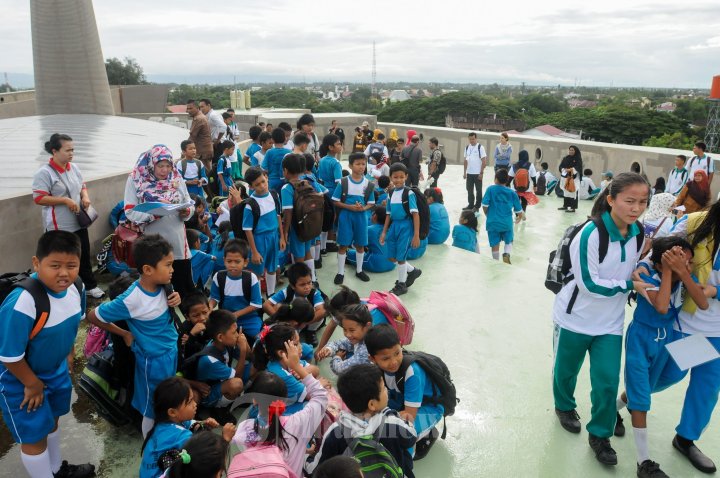Pelajar Sekolah Budi Dharma mengikuti simulasi gempa dan tsunami di Museum Tsunami Aceh, Banda Aceh, Jumat (4/11/2016).
