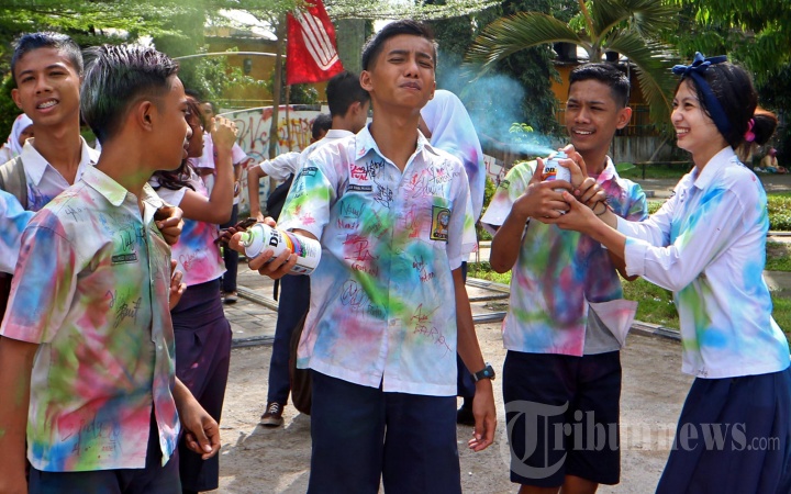 Pelajar Corat-Coret Baju Sekolah Usai UN di Medan