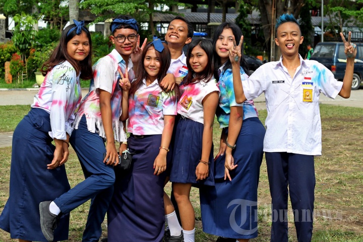 Pelajar Corat-Coret Baju Sekolah Usai UN di Medan