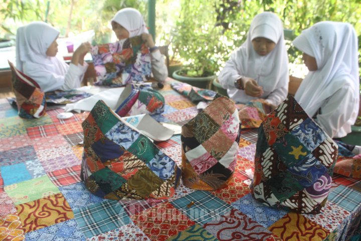 Pelajar Peringati Hari Batik Nasional 2015