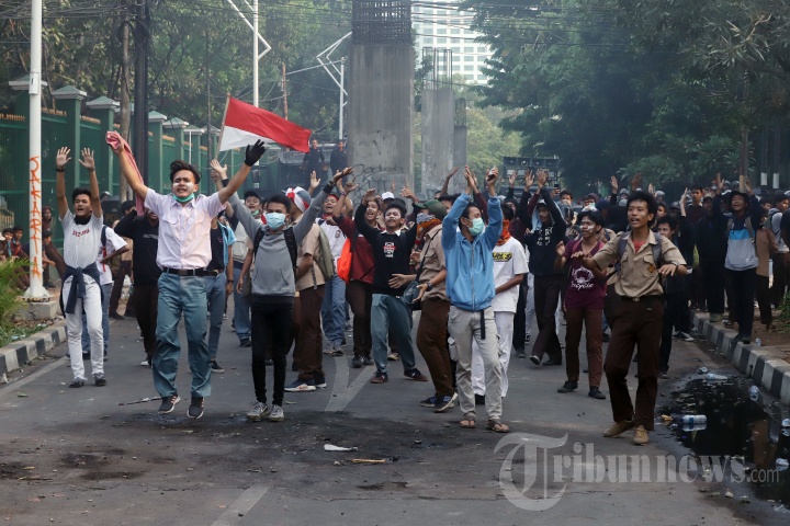 Sejumlah pelajar mengikuti unjuk rasa menentang UU KPK hasil revisi dan RKUHP, yang berujung ricuh di Jalan Tentara Pelajar, Palmerah, Jakarta Pusat, Rabu (25/9/2019). Aksi pelajar hari ini ikut menolak sejumlah RUU yang mereka nilai bermasalah. Pelajar mengaku tidak setuju undang-undang yang terlalu mengatur privasi warga. 