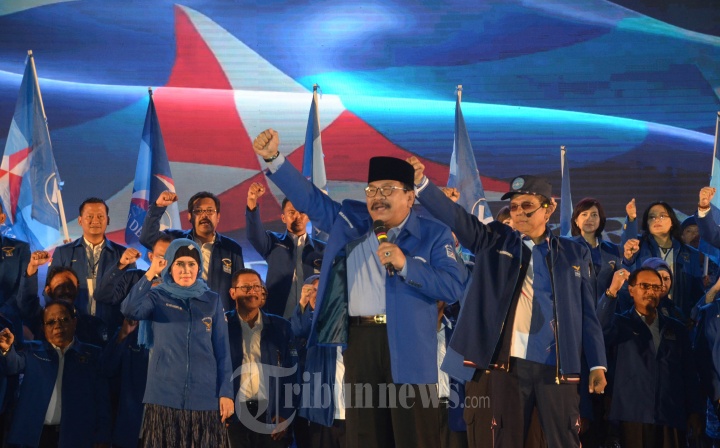 DEMOKRAT JATIM - Ketua DPD Partai Demokrat Provinsi Jawa Timur, Soekarwo berorasi usai dilantik oleh Sekjen DPP PD Hinca Panjaitan di Gedung JX International, Minggu (8/1)