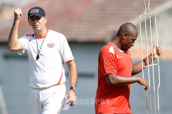 Pelatih Persija Paulo Camargo dan Wlington