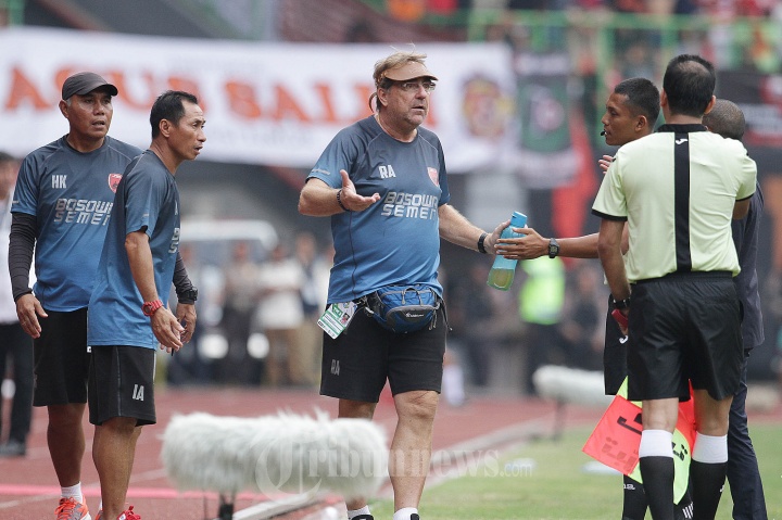 Pelatih PSM Makassar Robert Rene Alberts Protes