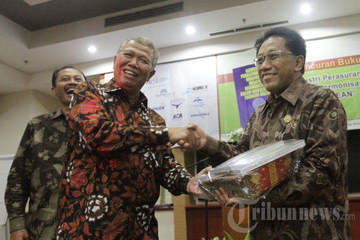 Peluncuran Buku Asuransi Menghadapi MEA