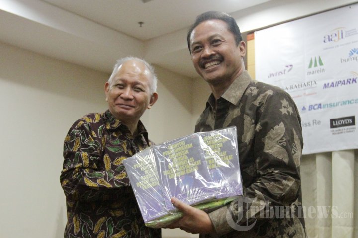 Peluncuran Buku Asuransi Menghadapi MEA