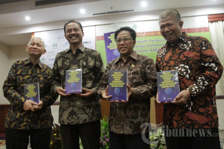 Peluncuran Buku Asuransi Menghadapi MEA