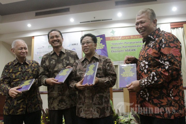 Peluncuran Buku Asuransi Menghadapi MEA
