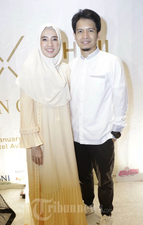 Artis peran Dhini Aminarti bersama sang suami, Dimas Seto saat peluncuran koleksi busana muslim dengan gaya syari, di Jakarta, Selasa (22/1/2019). Dalam koleksinya kali ini, Dhini Aminarti menggaet perancang busana kenamaan Irna Mutiara dan meluncurkan koleksi terbaru dengan nama IM Syari X Dhini Aminarti.