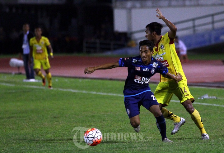 Pemain Arema FC Berjibaku Dengan Pamin Sriwija FC