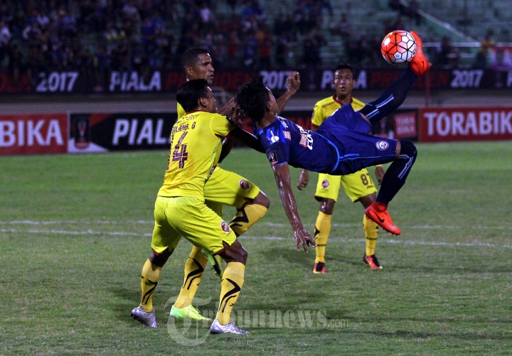 Pemain Arema Lakukan Tendangan Salto