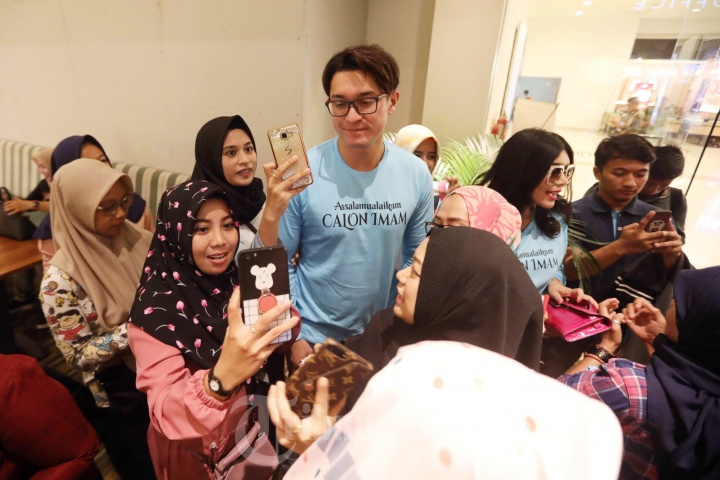 Pemain Film Assalamualaikum Calon Imam Menyapa Penonton Makassar