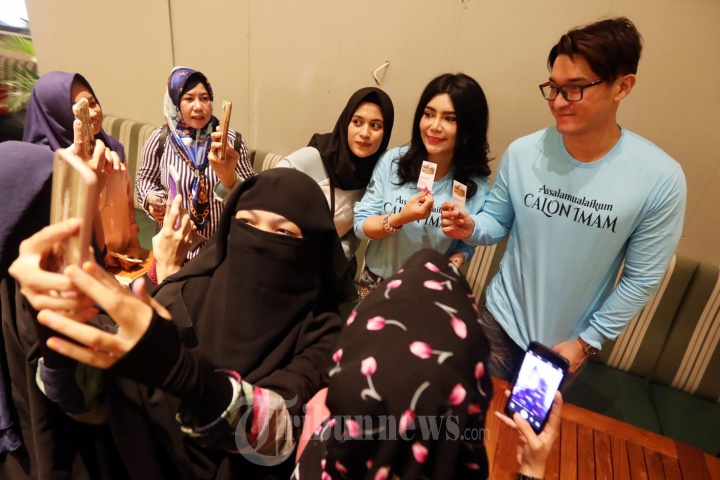 Pemain Film Assalamualaikum Calon Imam Menyapa Penonton Makassar