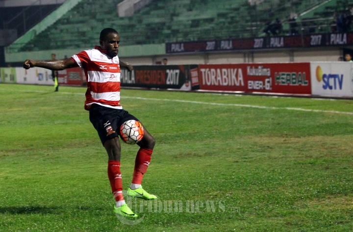 Pemain MU Tahan Laju Pemain PBFC