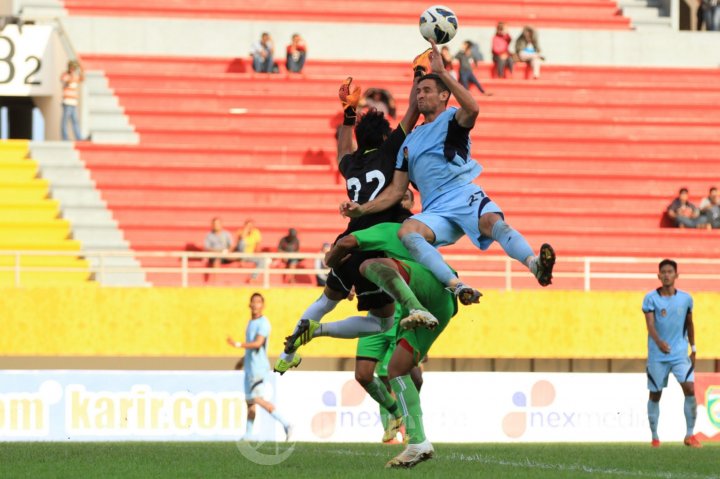 Pemain Persebaya Berebot Bola Dengan Persela