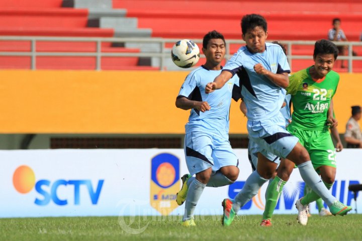 Pemain Persela Coba Hadang Pemain Persebaya