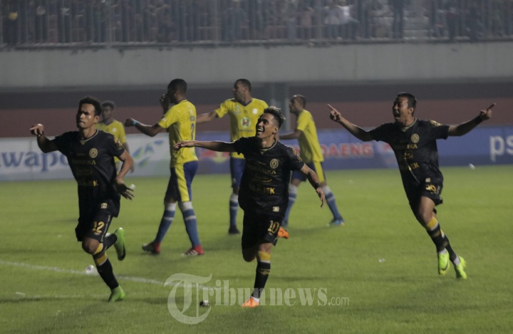 Sejumlah pemain PSS Sleman merayakan gol yang dicetak Haris Tuharea melalui tendangan pinalti ke gawang Barito Putra saat babak 32 besar leg ke 2 Piala Indonesia di Stadion Maguwoharjo, Sleman, DI yogyakarta, kamis (31/1/2019). Pada pertandingan yang berkahir imbvang dengan skor 3-3 tersbeut PSS Sleman memastikan diri lolos menuju babak 16 besar Piala Indonesia, 