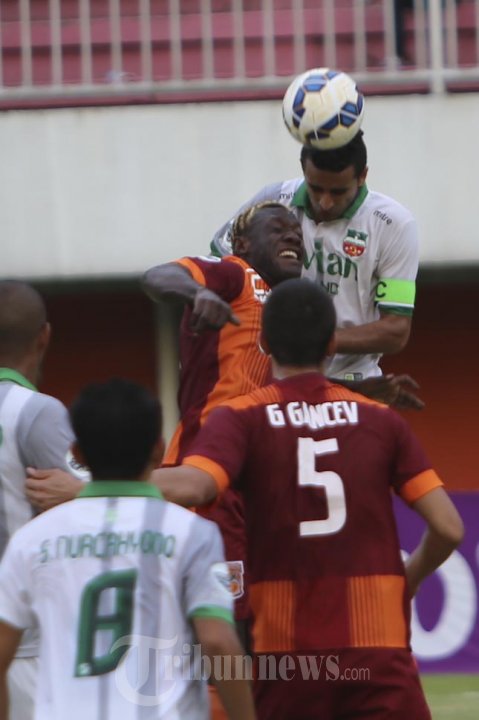 Pemain Pusamania Borneo Berebut Bola Udara