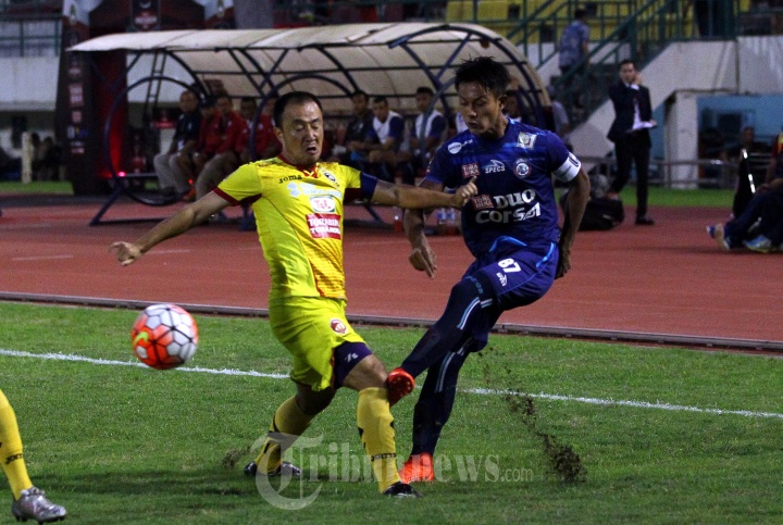 Pemain Sriwijaya FC Tekel Pemain Arema FC