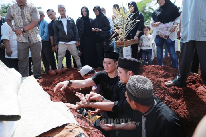 Pemakaman Alm Ayah Aktor Kembar Fadlan dan Fadly