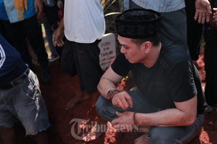 Pemakaman Alm Ayah Aktor Kembar Fadlan dan Fadly