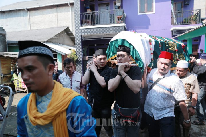 Pemakaman Alm Ayah Aktor Kembar Fadlan dan Fadly