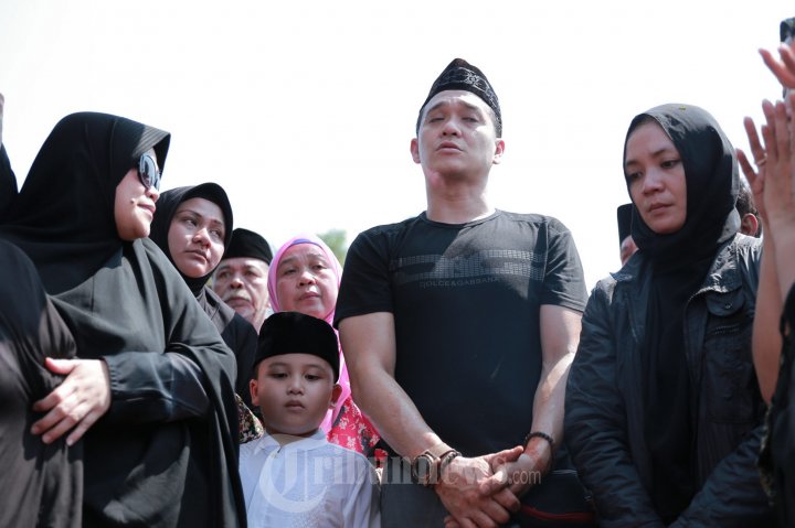 Pemakaman Alm Ayah Aktor Kembar Fadlan dan Fadly