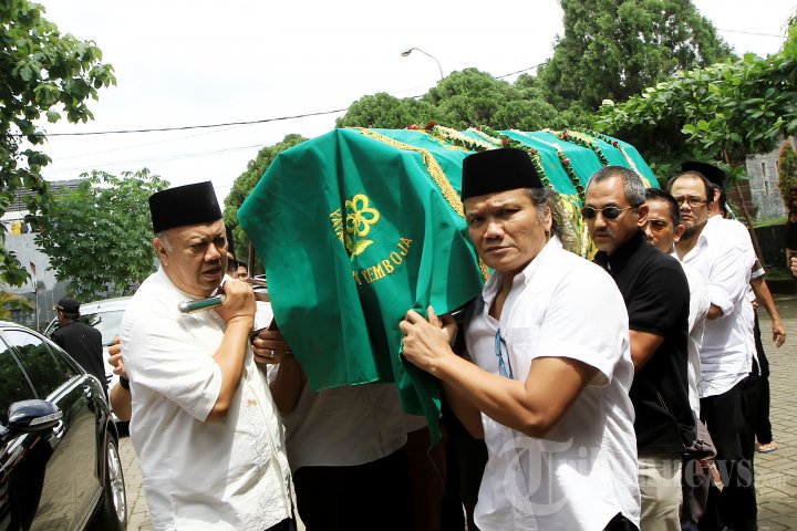 Pemakaman Ibunda Adrie Subono