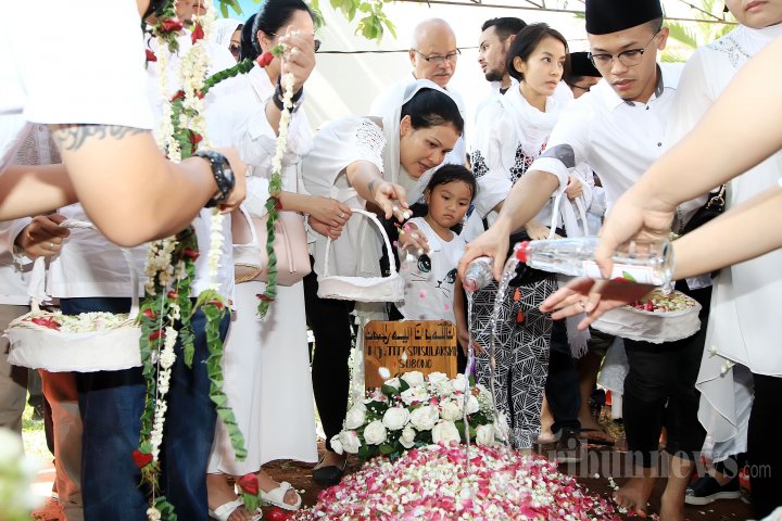 Pemakaman Ibunda Adrie Subono