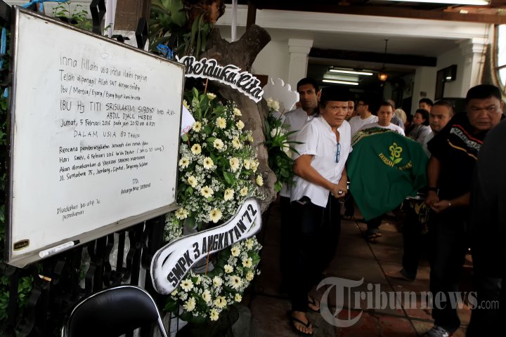 Pemakaman Ibunda Adrie Subono