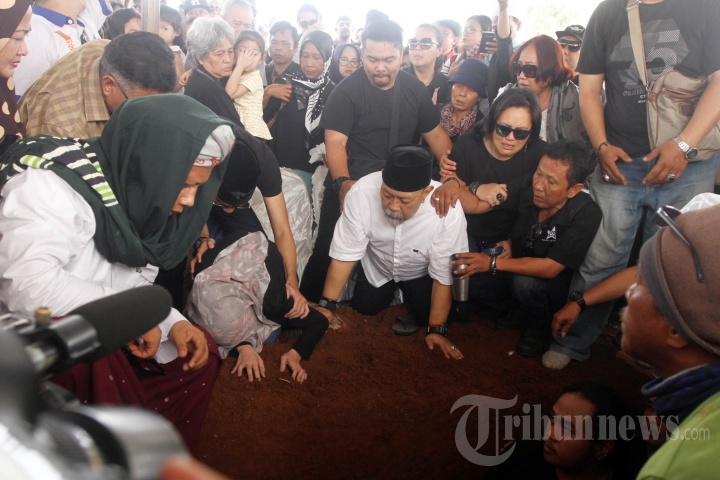 Pemakaman Istri Indro Warkop